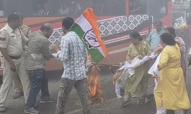 कंगना रनौत और केंद्रीय शिक्षा मंत्री का पुतला फूंका 