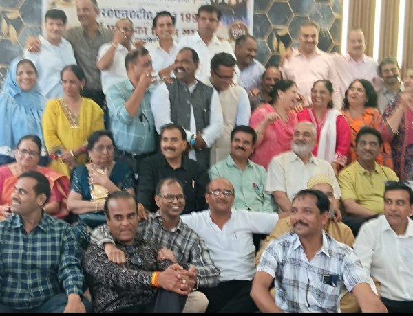 स्कुल के दिनों को याद कर फिर बच्चे बने रविन्द्र नाथ टैगोर स्कुल 1994 बैच के पुर्व छात्र/ छात्राए