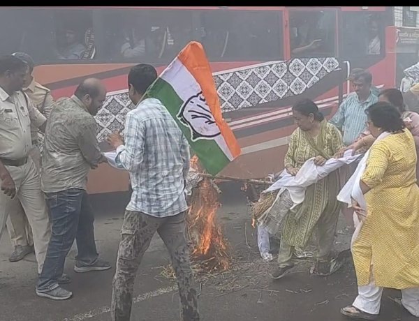 कंगना रनौत और केंद्रीय शिक्षा मंत्री का पुतला फूंका 