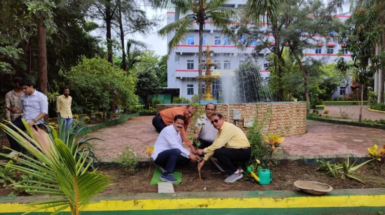 रॉयल कॉलेज में पौधारोपण पखवाड़े का शुभारंभ