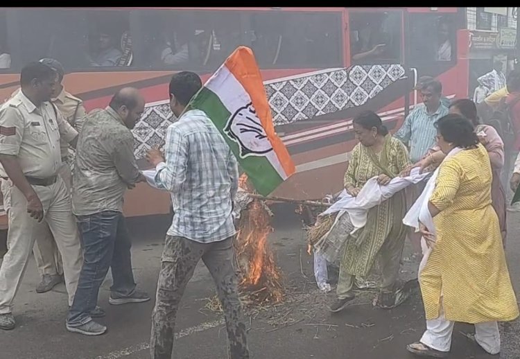 कंगना रनौत और केंद्रीय शिक्षा मंत्री का पुतला फूंका 